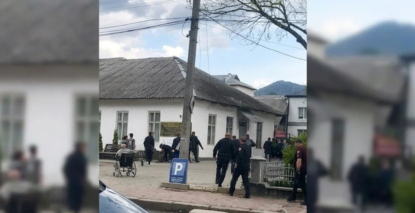 Спроба штурму ТЦК на Закарпатті: військові відкрили вогонь для стримування натовпу